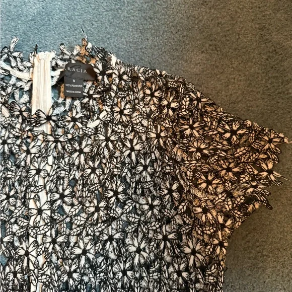 Gracia Black and White Floral Lace Short-Sleeve Top - Picture 3 of 4